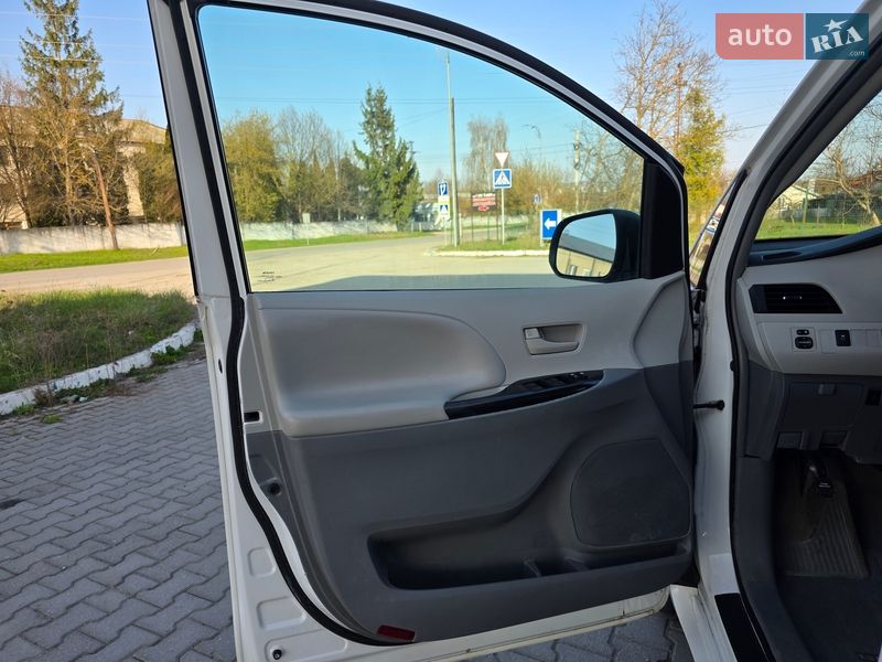 Минивэн Toyota Sienna 2013 в Гусятине