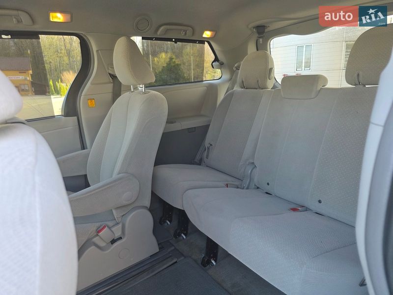 Минивэн Toyota Sienna 2013 в Гусятине