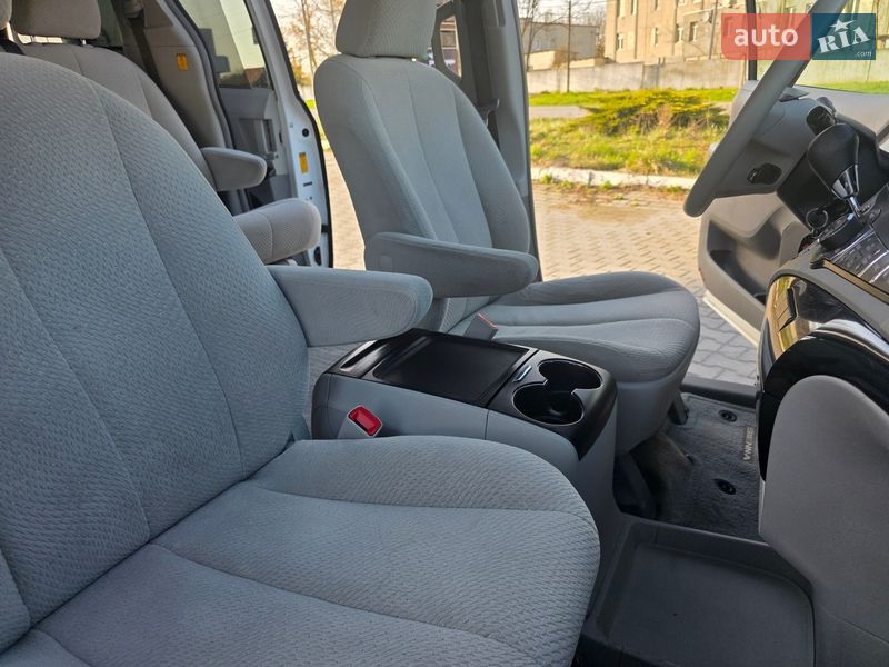 Минивэн Toyota Sienna 2013 в Гусятине