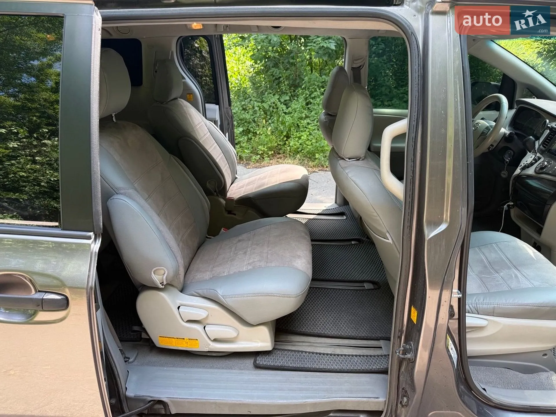2010 Toyota Sienna - мініатюра 11