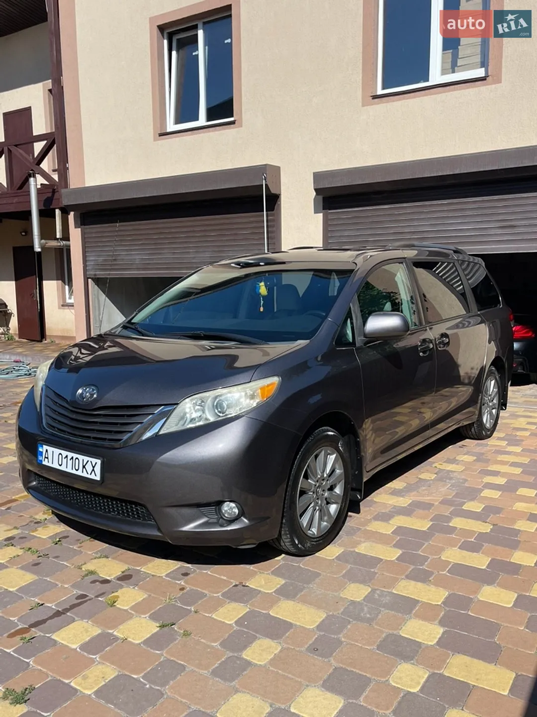 2010 Toyota Sienna - фото 1