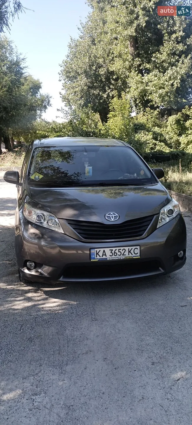 2011 Toyota Sienna - мініатюра 2