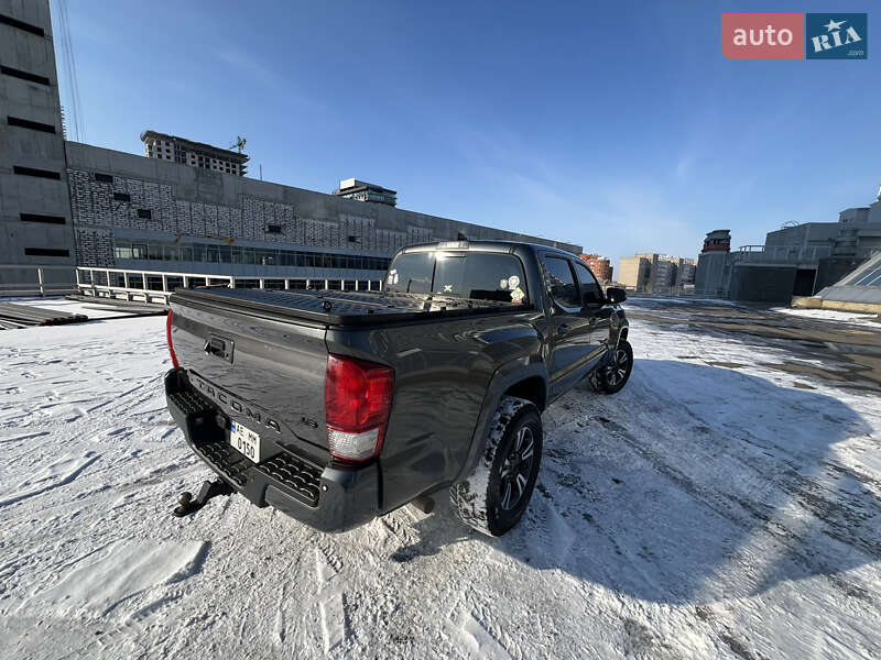 Пікап Toyota Tacoma 2016 в Дніпрі