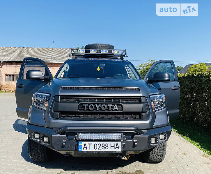 Пикап Toyota Tundra 2014 в Косове