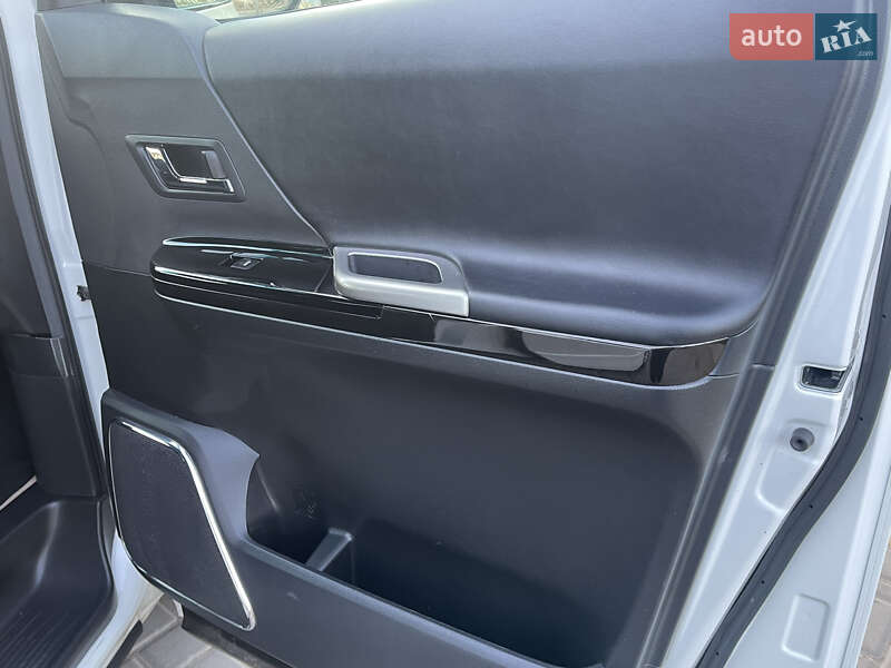 Мінівен Toyota Vellfire 2013 в Одесі