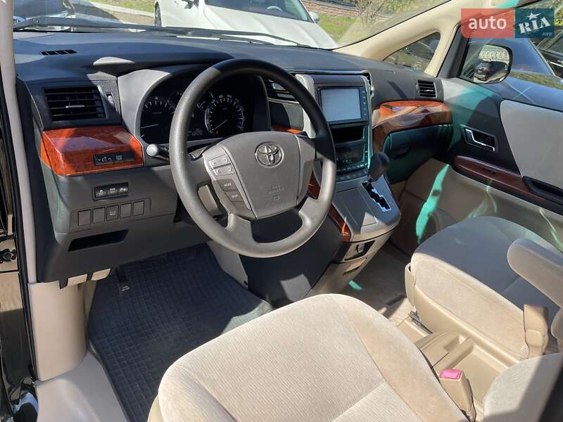 Мінівен Toyota Vellfire 2014 в Києві