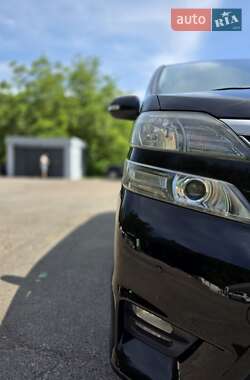 Минивэн Toyota Vellfire 2011 в 