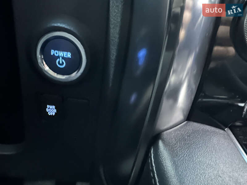 Мінівен Toyota Vellfire 2018 в Києві