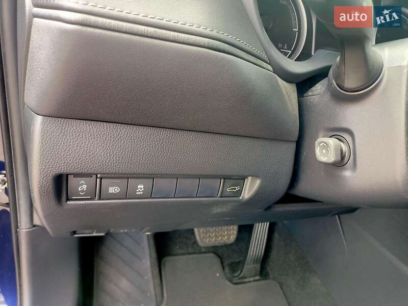 Позашляховик / Кросовер Toyota Venza 2020 в Львові