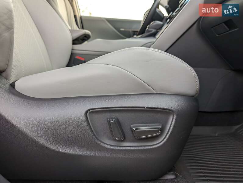 Внедорожник / Кроссовер Toyota Venza 2021 в Киеве