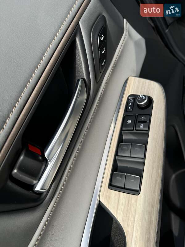 Позашляховик / Кросовер Toyota Venza 2021 в Чернівцях