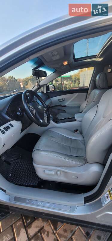 Позашляховик / Кросовер Toyota Venza 2010 в Полтаві