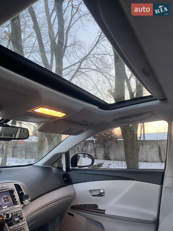 Позашляховик / Кросовер Toyota Venza 2011 в Краснограді