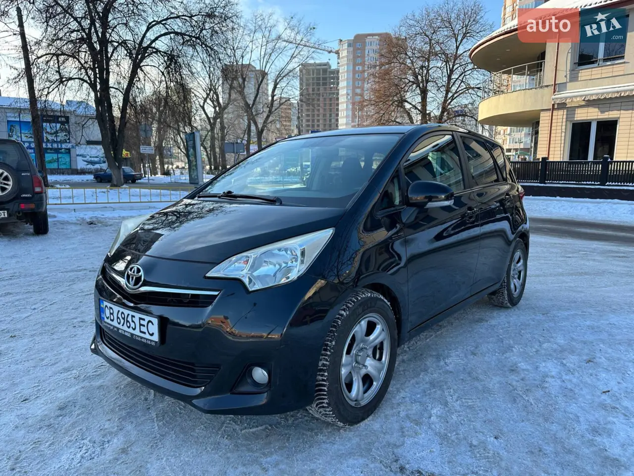 Продаю Toyota Verso-S у гарному стані. Авто повністю справне, всі прилади працюють без зауважень. Щойно проведено заміну мастила та фільтрів, встановлено нову акумуляторну батарею — додаткових вкладень не потребує. Салон чистий, доглянутий, у машині не курили.

Авто обладнане зимовою гумою на сталевих дисках (диски свіжо пофарбовані), а також у комплекті йдуть літні шини на оригінальних легкосплавних дисках. Оформлена страховка (цивілка) до грудня 2026 року. 
Машина економна у витраті пального, має трохи вищий кліренс та посадку, ніж седан — це забезпечує зручність при посадці та комфорт на наших дорогах.

Toyota Verso-S — це компактний міський мінівен, який відомий своєю надійністю, економічністю та практичністю. Завдяки продуманому салону та високому даху, авто зручне для щоденного використання та подорожей. Модель отримала хороші оцінки за безпеку та має репутацію невибагливої у обслуговуванні машини.

Авто зберігається у гаражі. Огляд в Броварах, за Терміналом.