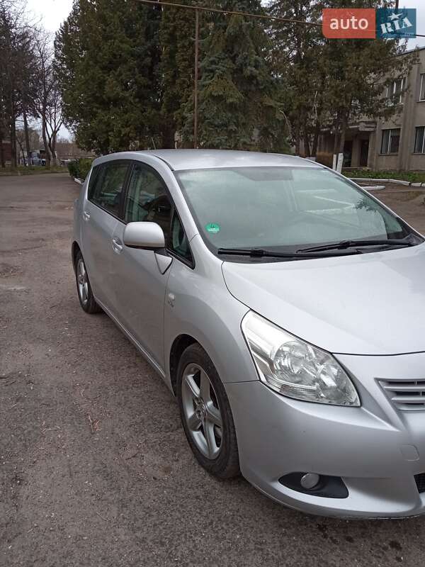 Минивэн Toyota Verso 2011 в Тернополе