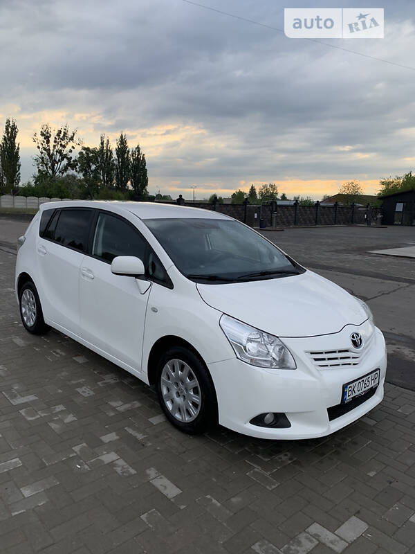 Мінівен Toyota Verso 2012 в Рівному