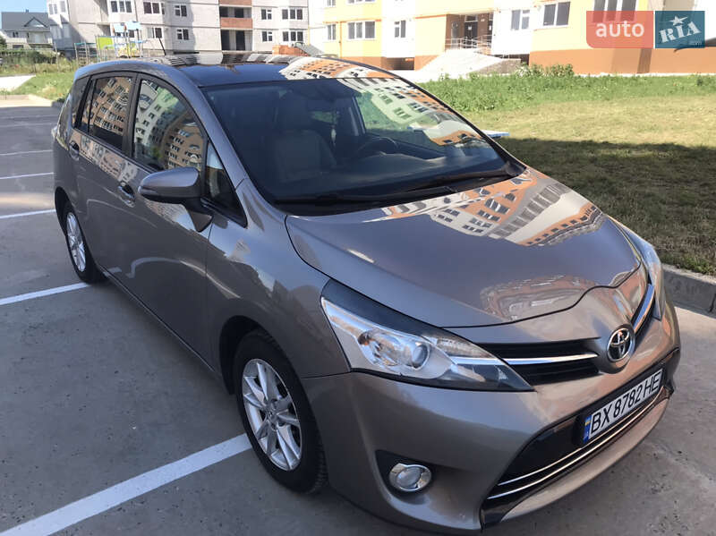 Мінівен Toyota Verso 2014 в Хмельницькому