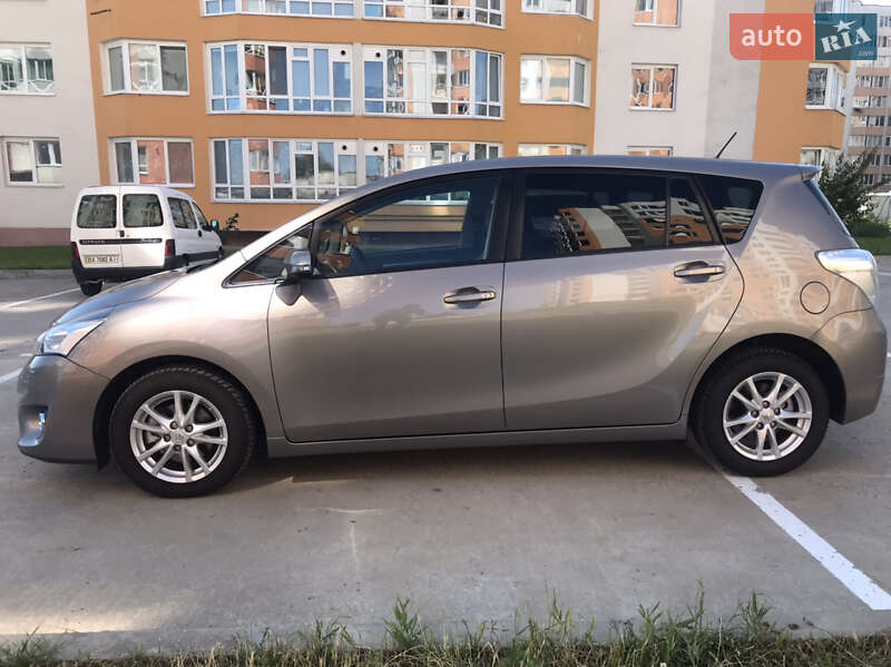 Мінівен Toyota Verso 2014 в Хмельницькому
