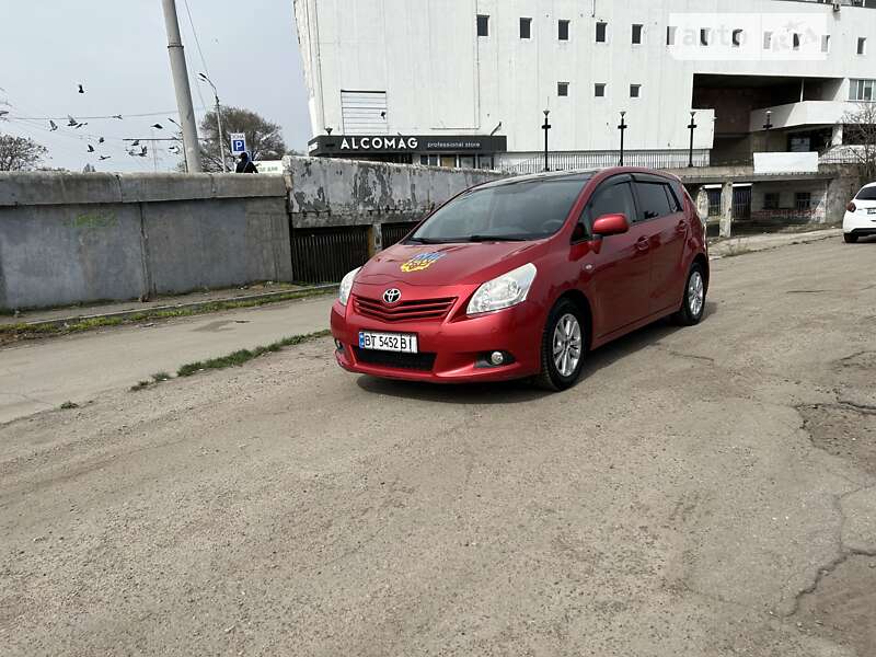 Мінівен Toyota Verso 2011 в Дніпрі