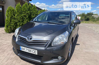 Мінівен Toyota Verso 2011 в Вирах