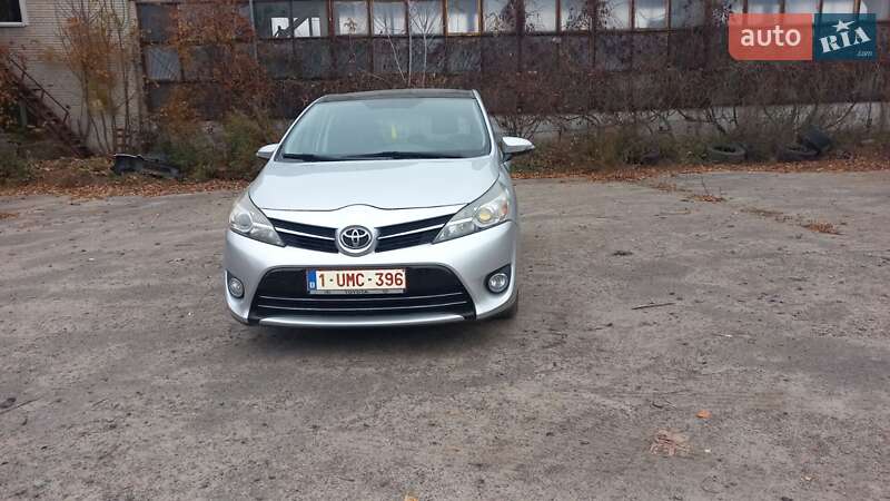 Мінівен Toyota Verso 2013 в Луцьку