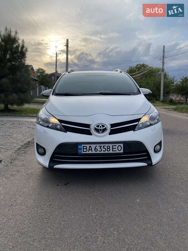 Минивэн Toyota Verso 2014 в 
