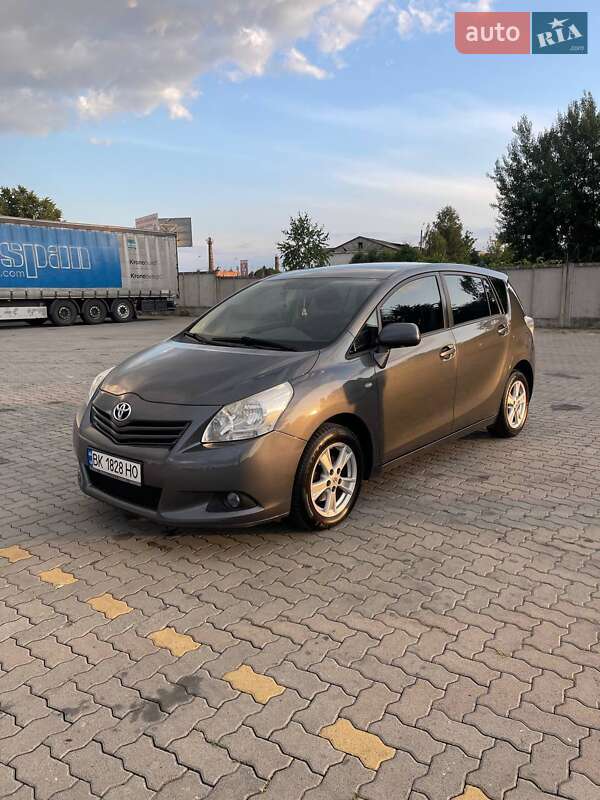 Минивэн Toyota Verso 2009 в Сарнах