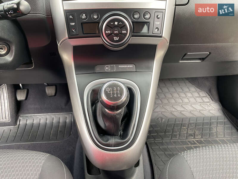 Мінівен Toyota Verso 2015 в Житомирі