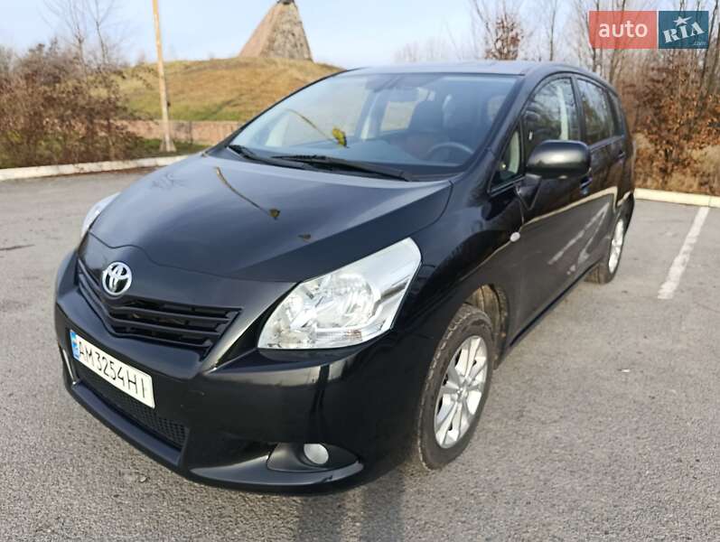 Мінівен Toyota Verso 2011 в Звягелі