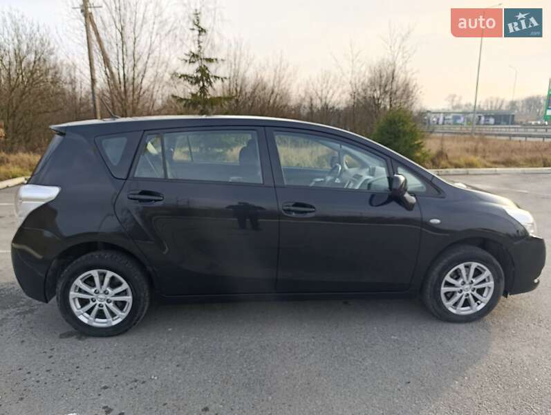 Мінівен Toyota Verso 2011 в Звягелі