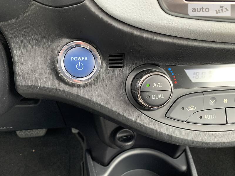 Хетчбек Toyota Yaris 2012 в Києві