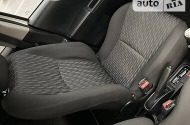 Хетчбек Toyota Yaris 2012 в 