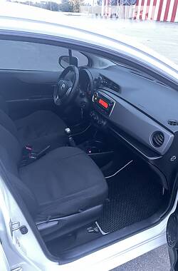 Хетчбек Toyota Yaris 2012 в 