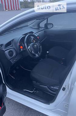 Хетчбек Toyota Yaris 2012 в 