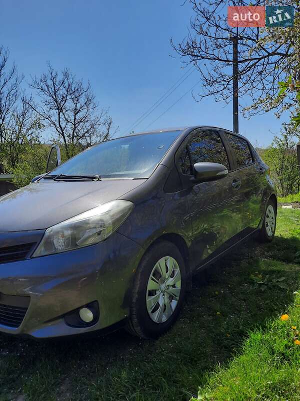 Хэтчбек Toyota Yaris 2012 в Черновцах