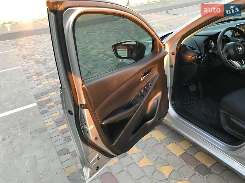 Седан Toyota Yaris 2017 в Луцке