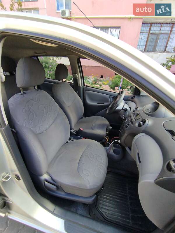 Хетчбек Toyota Yaris 2000 в Сумах