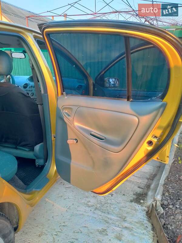 Хэтчбек Toyota Yaris 2001 в Беляевке