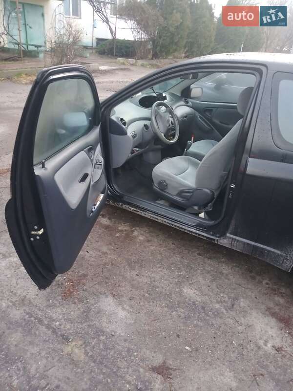 Хэтчбек Toyota Yaris 2000 в Песочине
