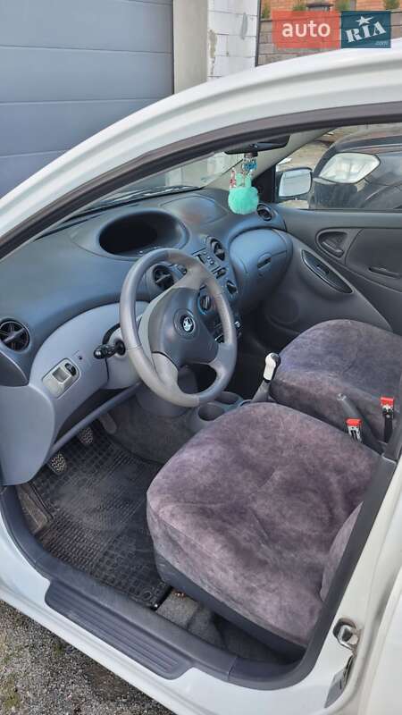 Хэтчбек Toyota Yaris 2002 в Ровно