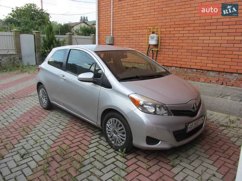 Хэтчбек Toyota Yaris 2013 в 