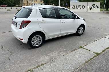 Хэтчбек Toyota Yaris 2012 в 