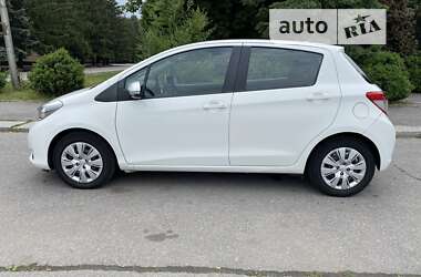 Хэтчбек Toyota Yaris 2012 в 