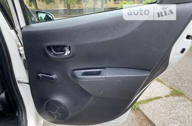 Хэтчбек Toyota Yaris 2012 в 