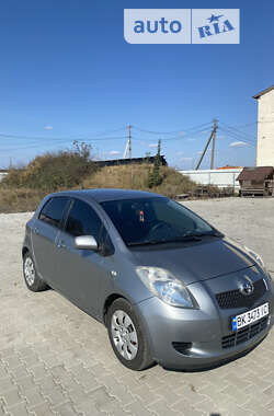 Хэтчбек Toyota Yaris 2006 в Сарнах