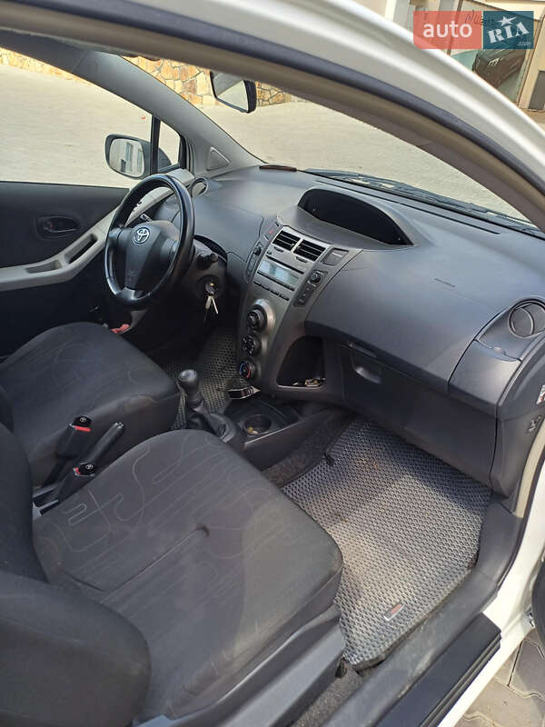 Хэтчбек Toyota Yaris 2011 в Могилев-Подольске