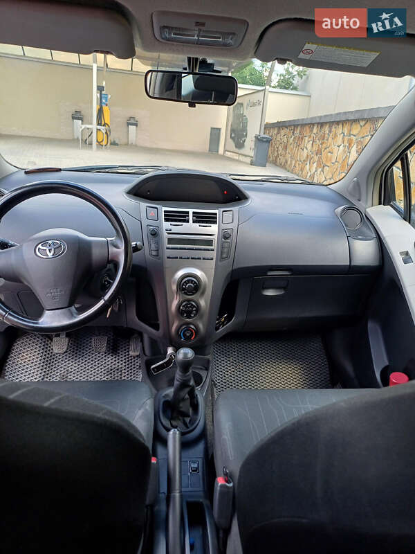 Хэтчбек Toyota Yaris 2011 в Могилев-Подольске