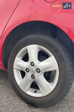 Хетчбек Toyota Yaris 2006 в 