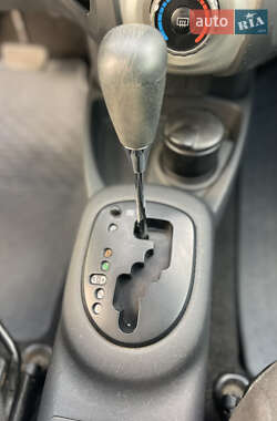 Хетчбек Toyota Yaris 2006 в 