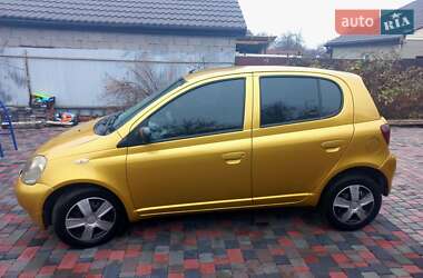Хэтчбек Toyota Yaris 2002 в 